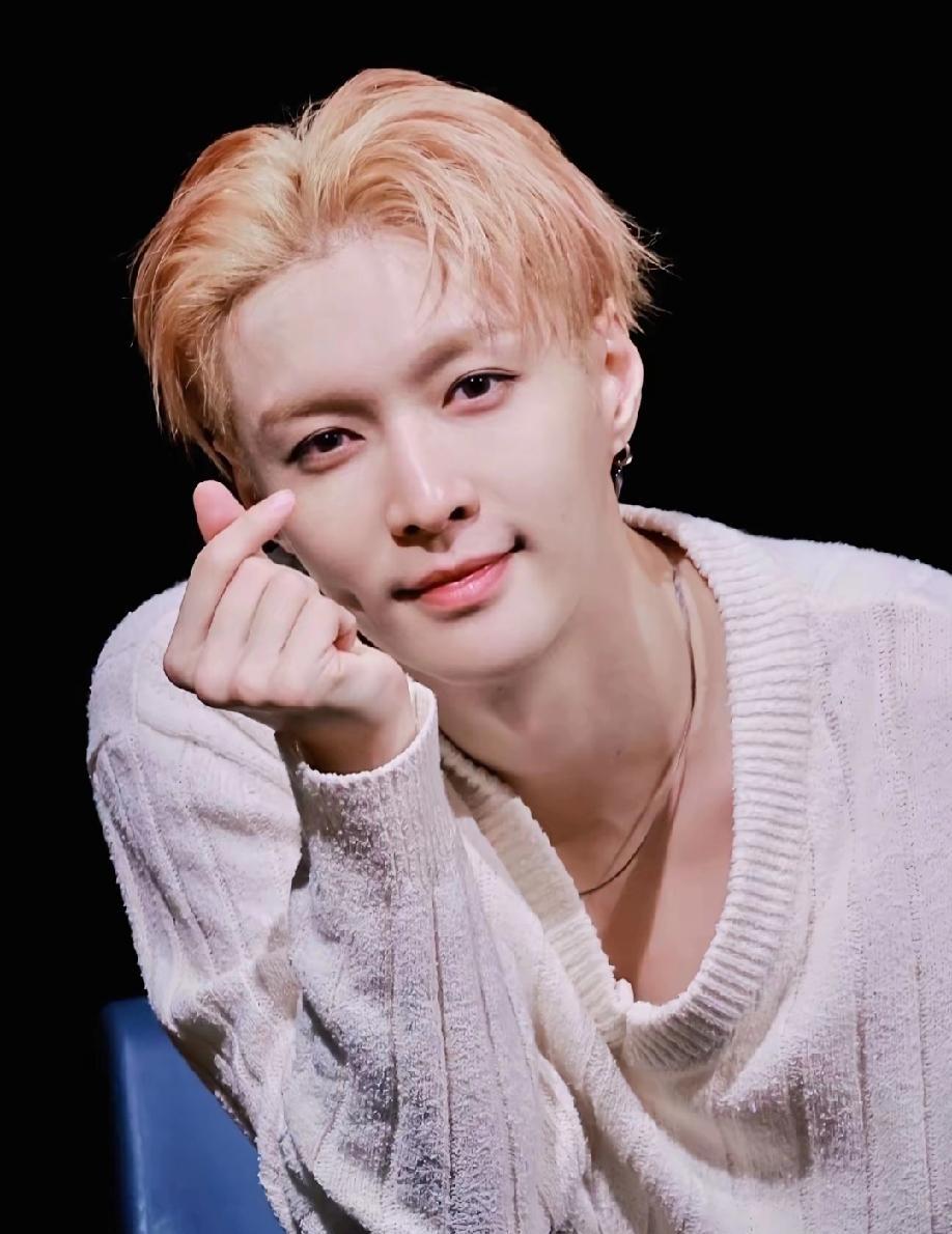 孙红雷当年一句“艺兴这孩子，正”，真不是客套。四年了，张艺兴终于又要开演唱会了