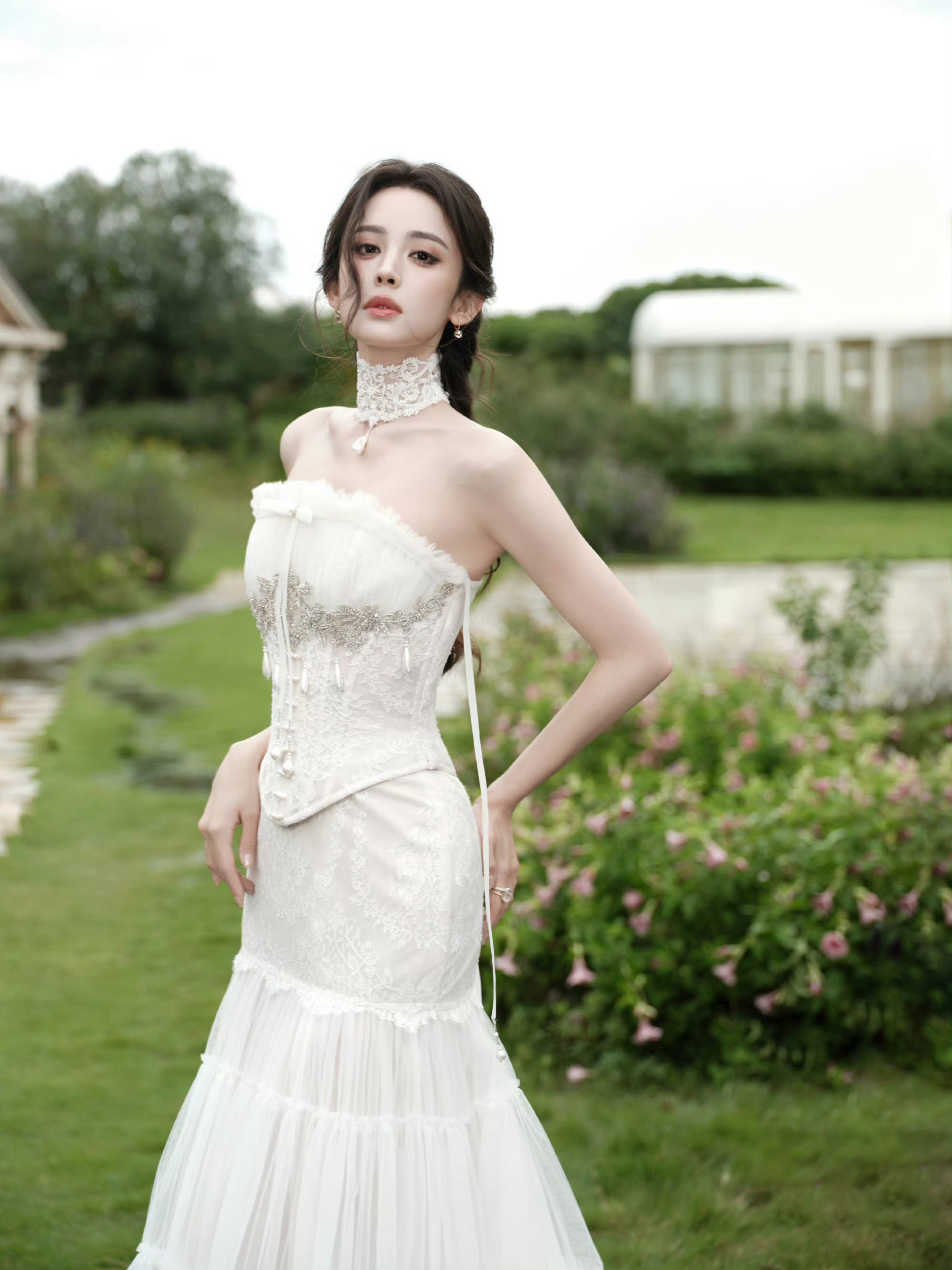 娜扎这个身材曲线娜扎不管是修身礼服还是旗袍造型，不需要刻意摆姿势，站在那里轮廓就