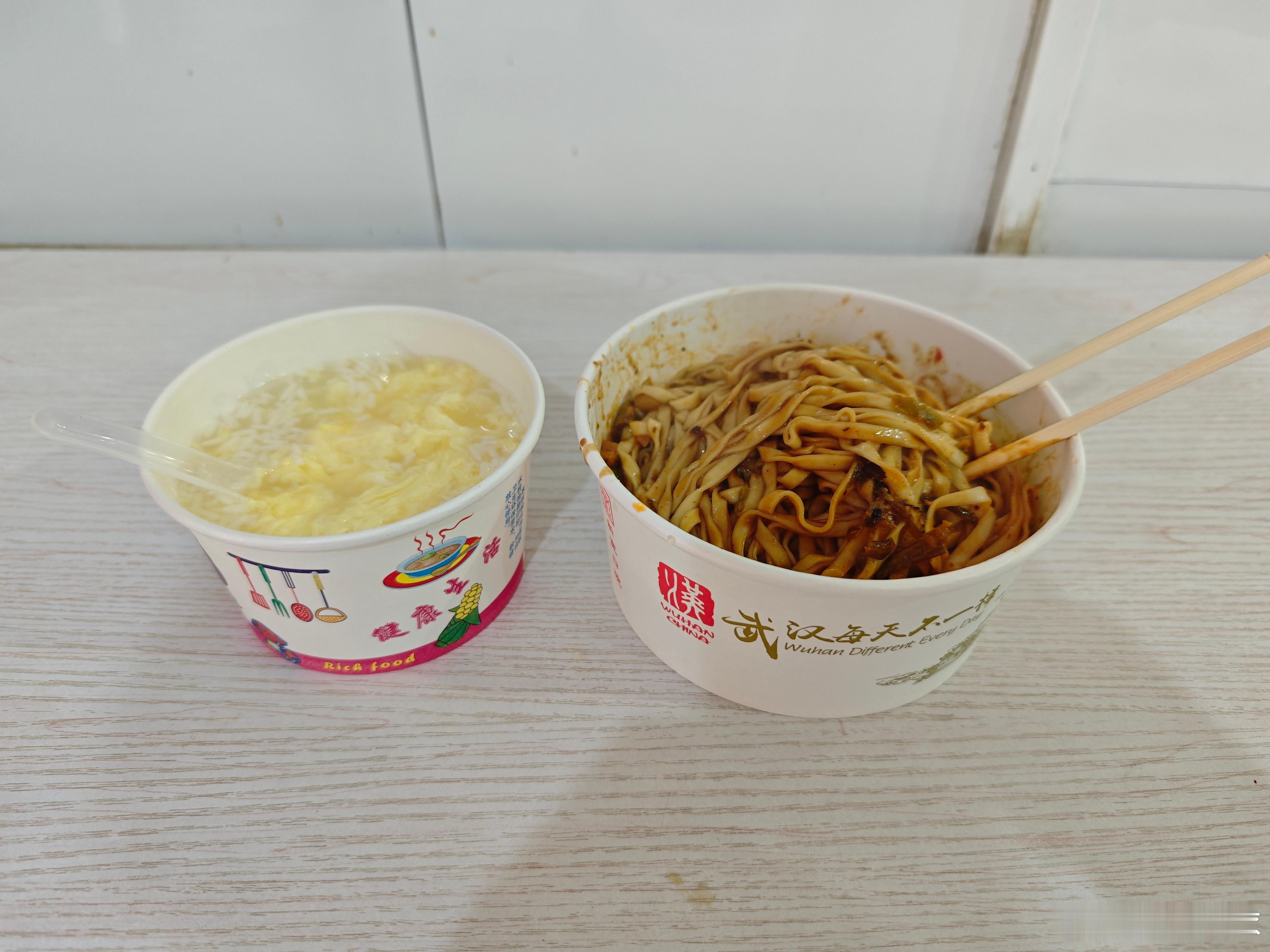 来晚了的结果就是热干面卖完了，只能将就吃一碗热干条面了！