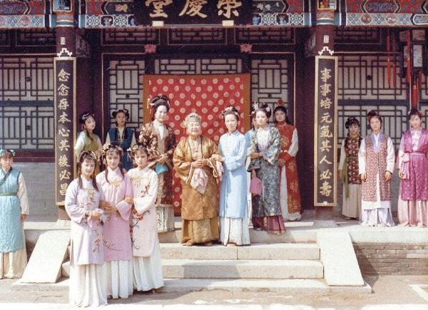 贾母为啥重用王熙凤?因为实在是没人可用了。荣国府这么大，但能用来管家的，也只有