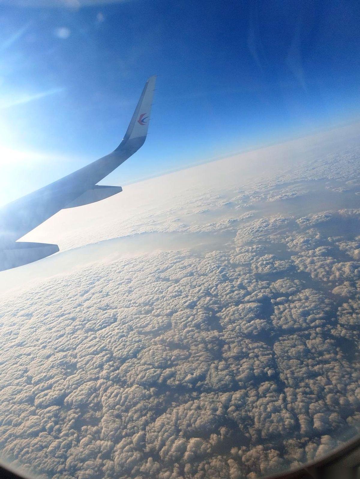 刚从海口飞回来，朋友开玩笑问我：是不是游泳游回来的？我说，我们一家三口，来回机