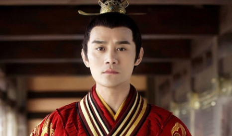 2015年，王凯凭借《琅琊榜》大火，母亲打电话过来管他要200张签名照，还嘱咐，