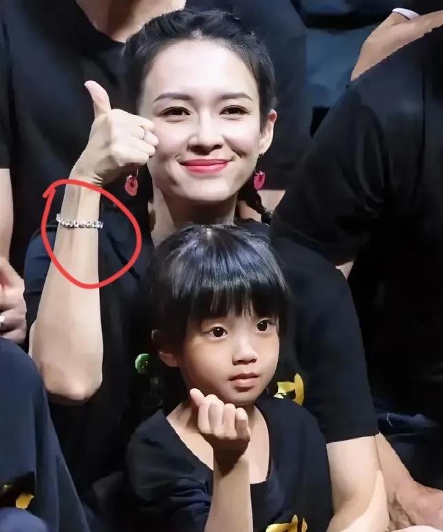 我问我妈，章子怡那么爱女儿，为什么离婚只要儿子？我妈白了我一眼说，你太不了解