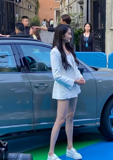 关晓彤这侧颜好美啊，关晓彤线下活动旧照，黑长发、白西装、小白鞋，这造型清新脱俗