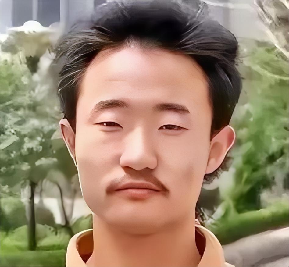 2004年，王端鹏考了749分，离高考总分只差1分，成为了山东高考状元，在当时轰