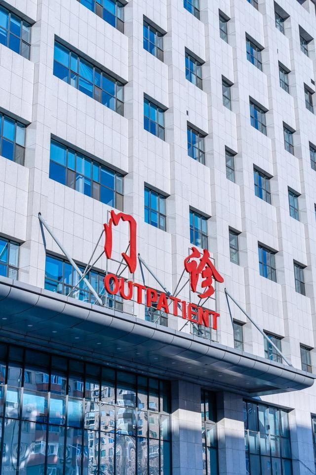 临近年底，有地方居民医保出现集中消费，占用医保统筹支付额度的现象。