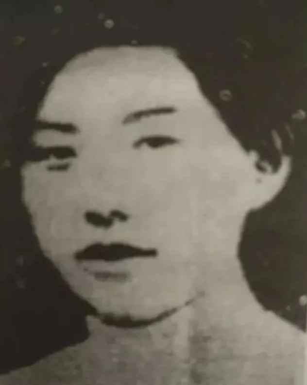 1942年，遍体鳞伤的抗日女战士被日寇拖到土坑前，还抱有一丝幻想，身疲力竭的嚎叫