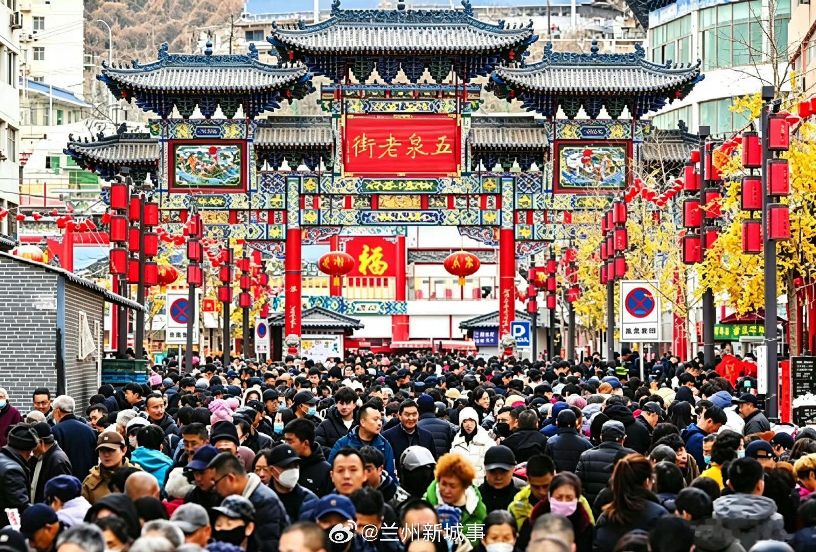 一座菜市场留住兰州人间烟火来兰州一定要逛五泉山下早市！这里是本地人私藏的烟火聚集