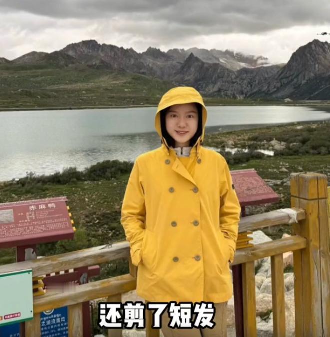 翁帆，刚刚迈过50岁的门槛，出现在四川甘孜的游客镜头里。，被偶遇的照片很快在网上