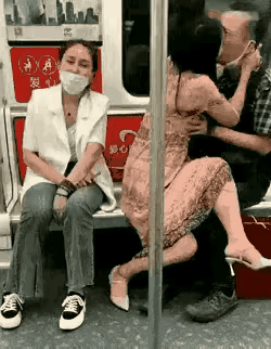 地铁车厢内，一男一女竟然如此大胆疯狂，做出这样出格的事情，你让旁边的大妈情以何堪
