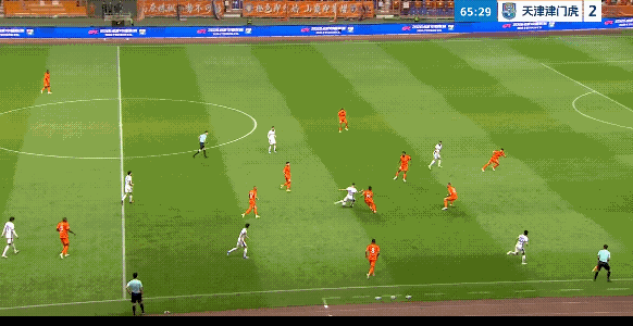天津津门虎外援吉莱斯这个中场吊门如果打进真的有可能竞争本赛季最佳进球啊，结果打在