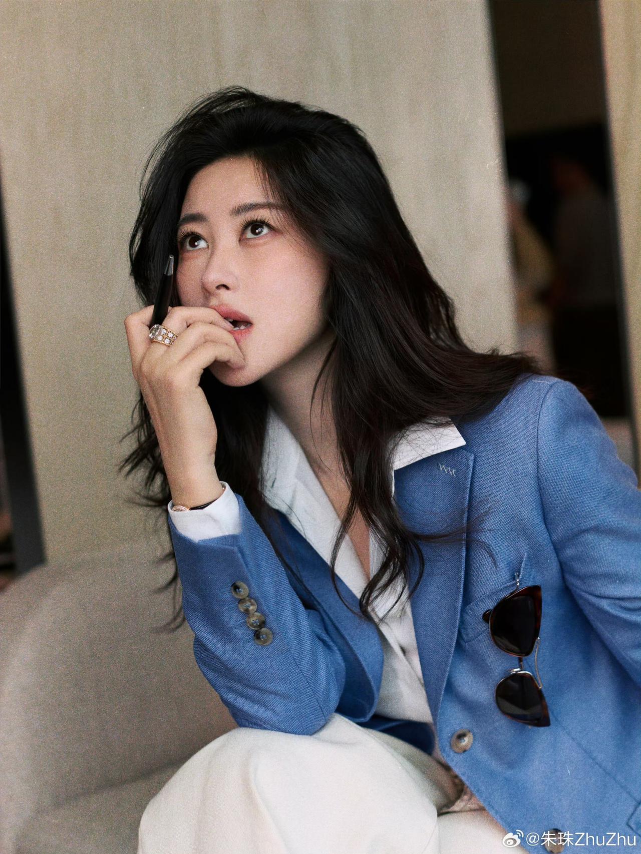 朱珠更新动态，整体造型干练又不失优雅。照片朱珠的姿态呈现出一种动态的美感，她手