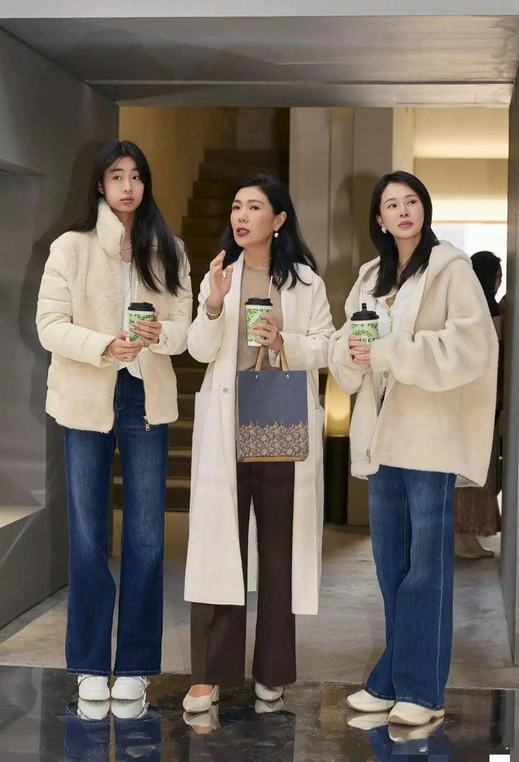 佟大为的两个女儿身高超180，跟爸爸一样高了，他们夫妻俩都不算高啊，这算是基因突