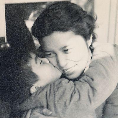 1945年重庆谈判，她把窃听器藏高跟鞋，把绝密情报绣在旗袍里！她不是演员，而是