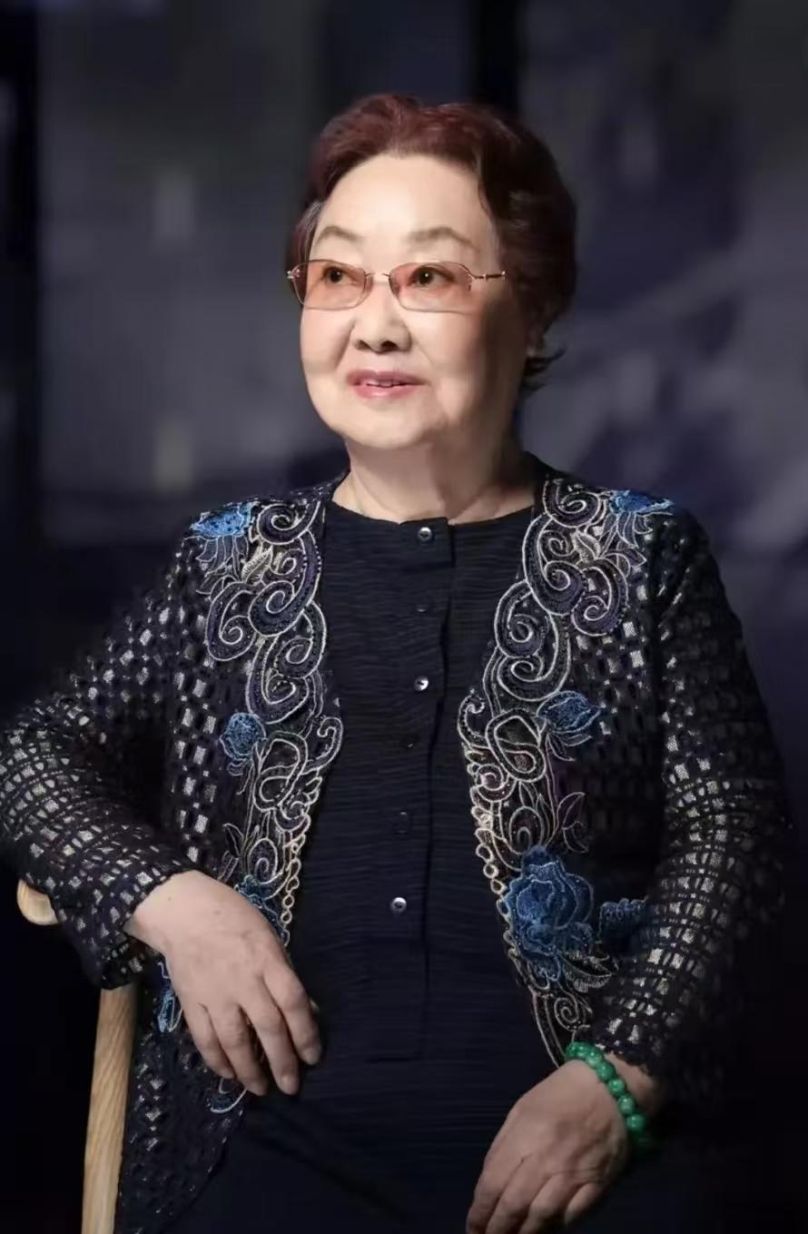 郭兰英的两任丈夫现状 说起郭兰英，估计没人没听过《我的祖国》，那句“一条大