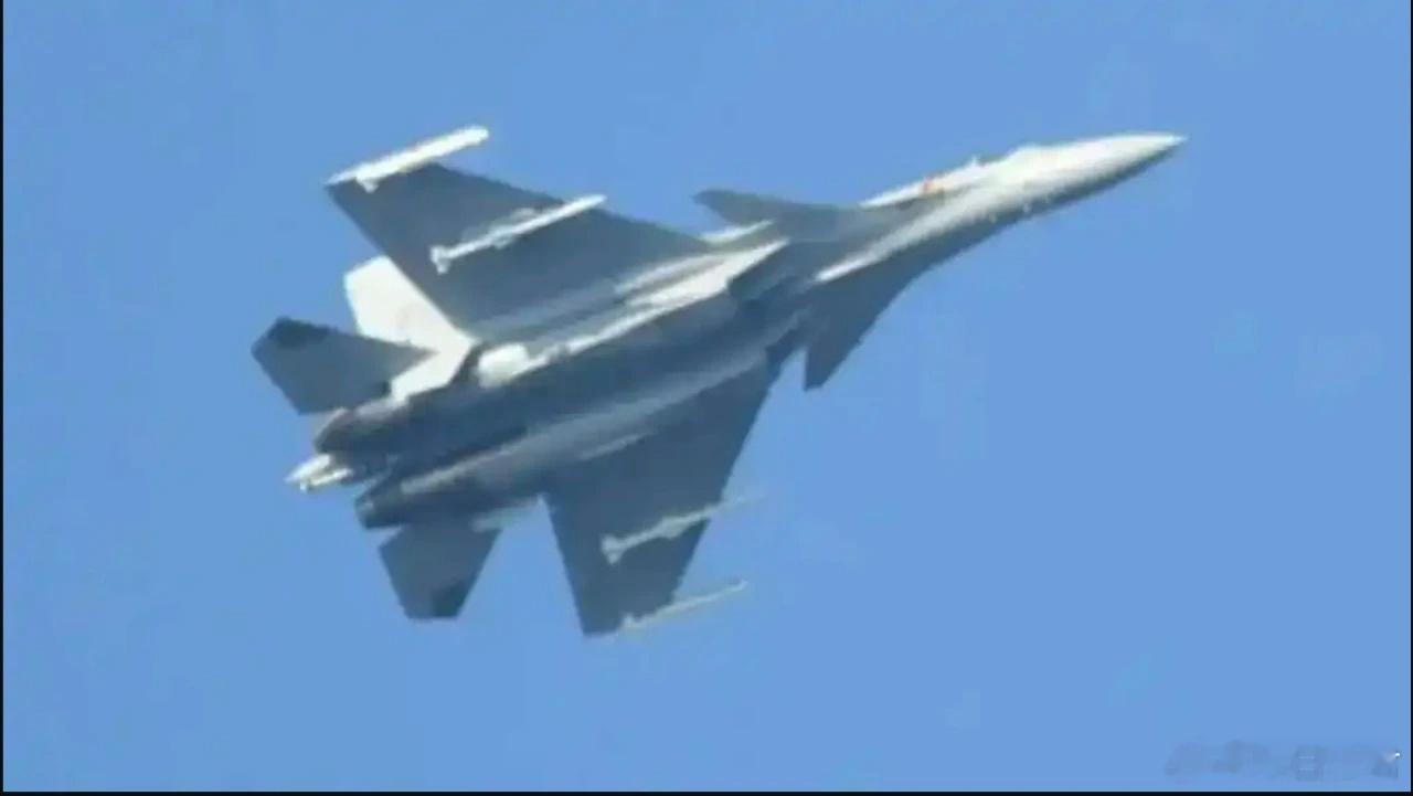 歼-15T携霹雳-15横空出世！300公里超远猎杀，战力碾压超级大黄蜂！