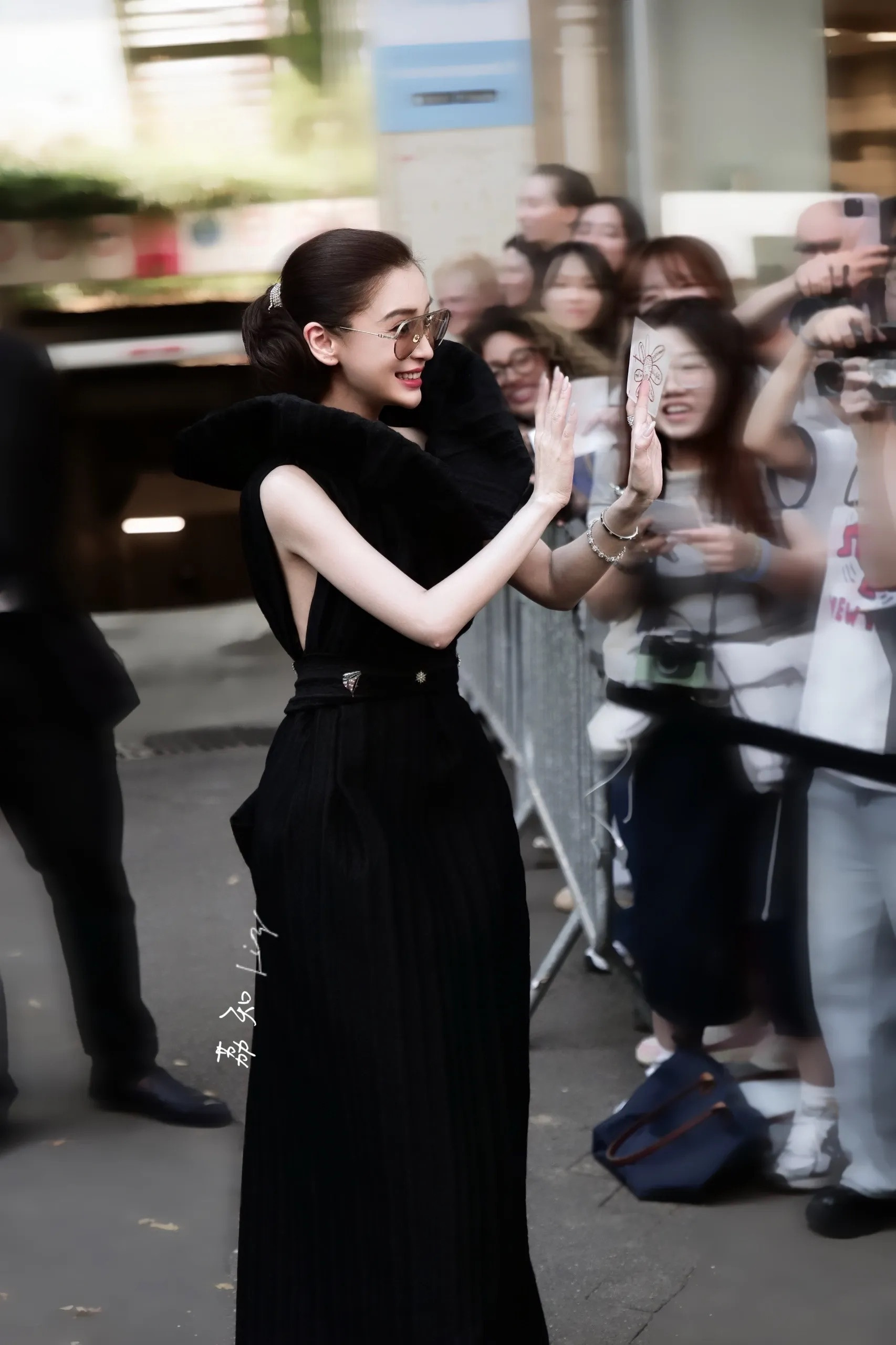 甚至没来得及看清长相就会让人发出一句“这才是大明星嘛”的感慨（cr.logo
