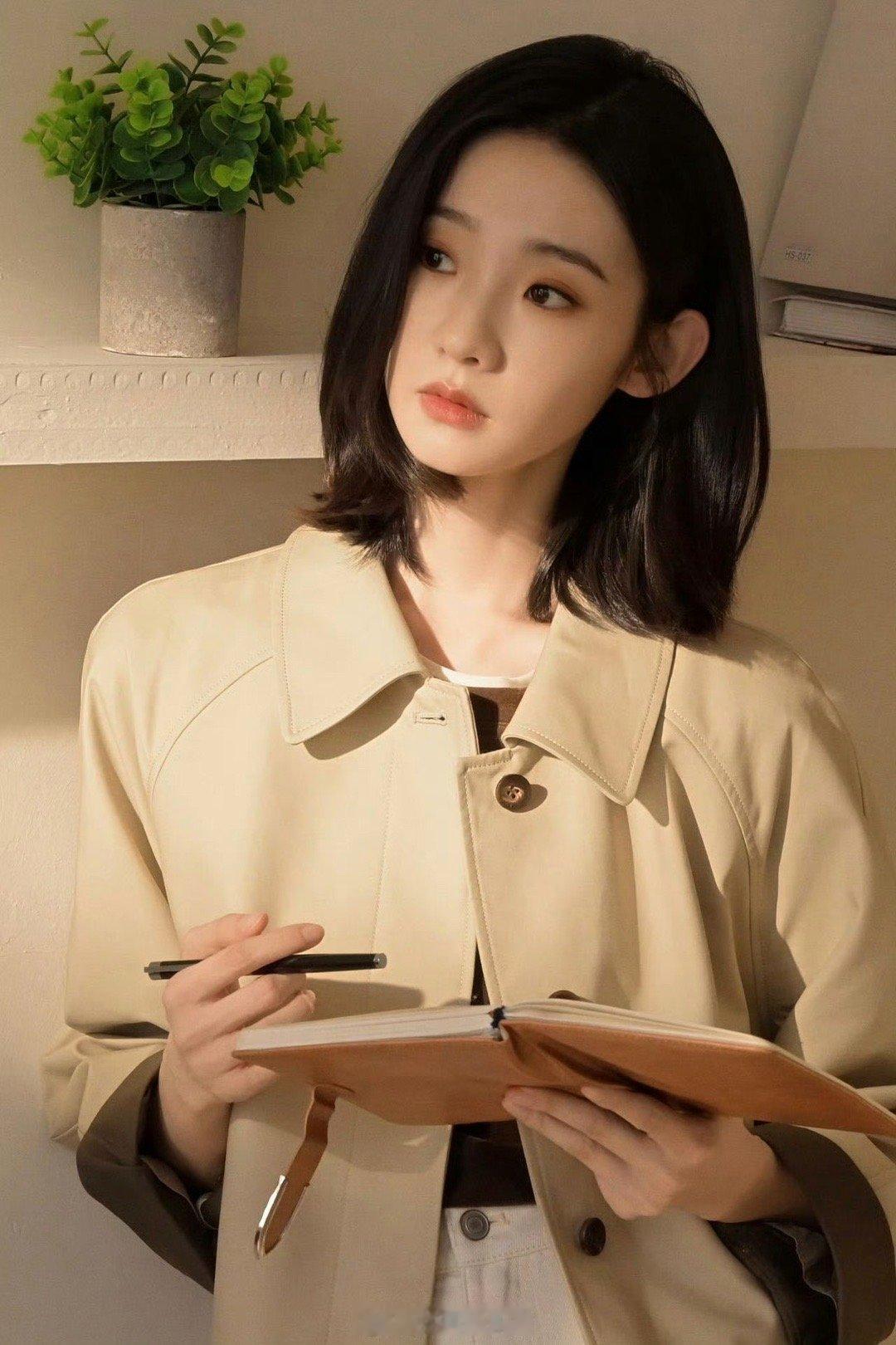 张艺凡松弛感这块美拉德风居家照也太戳人了！慵懒卷发搭暖棕系穿搭，窝在沙发上捧书