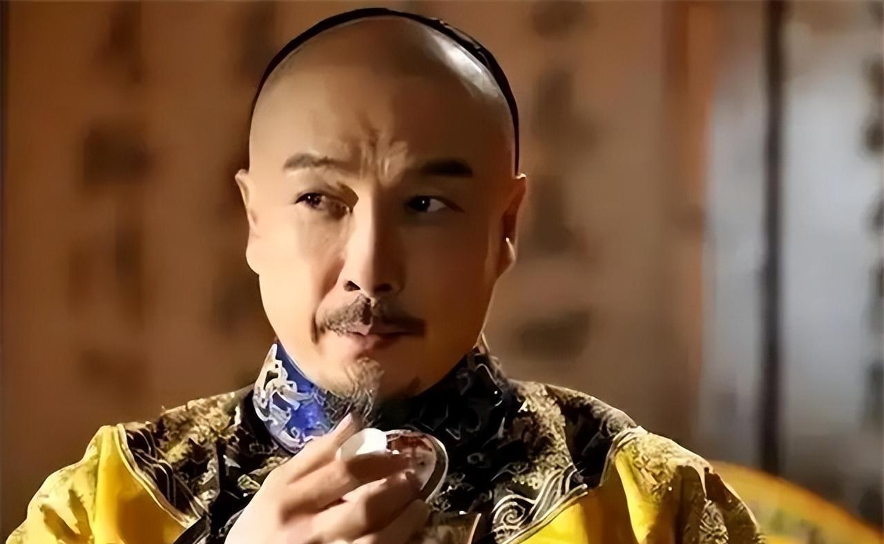 康熙年间的一天夜里，康熙睡不着，便溜达到郑贵人的寝宫。没想到窗户里竟传出男人的声