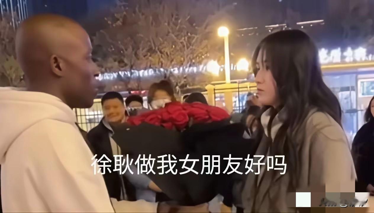 老外留学生手捧红色玫瑰，在大街上拦住了一位女生，女生看着异常青春靓丽，老外