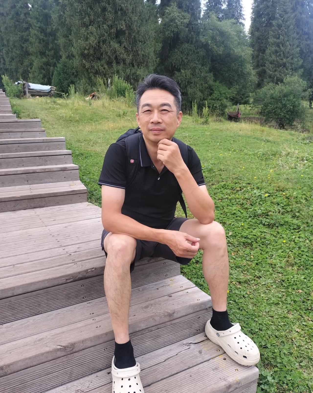 人啊，能聚就聚吧，能爱就使劲爱吧，百年之后一人一个坑。你睡你的，我睡我的。上