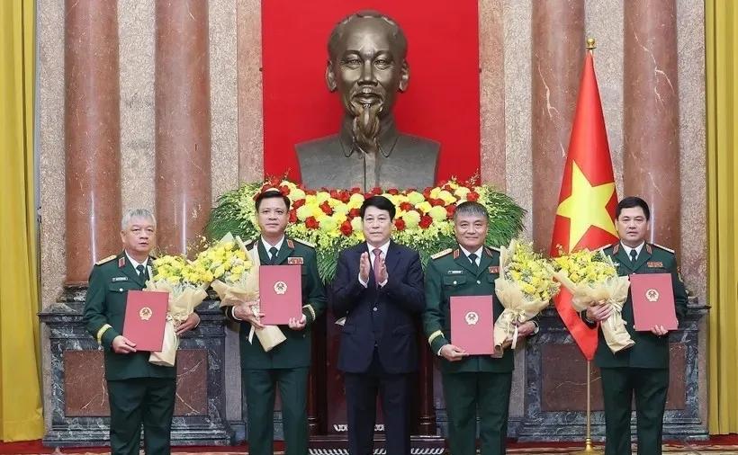 梁强在越南主席府主持晋升大将、上将军衔和警衔仪式。越南人民军总政治局主任郑文决