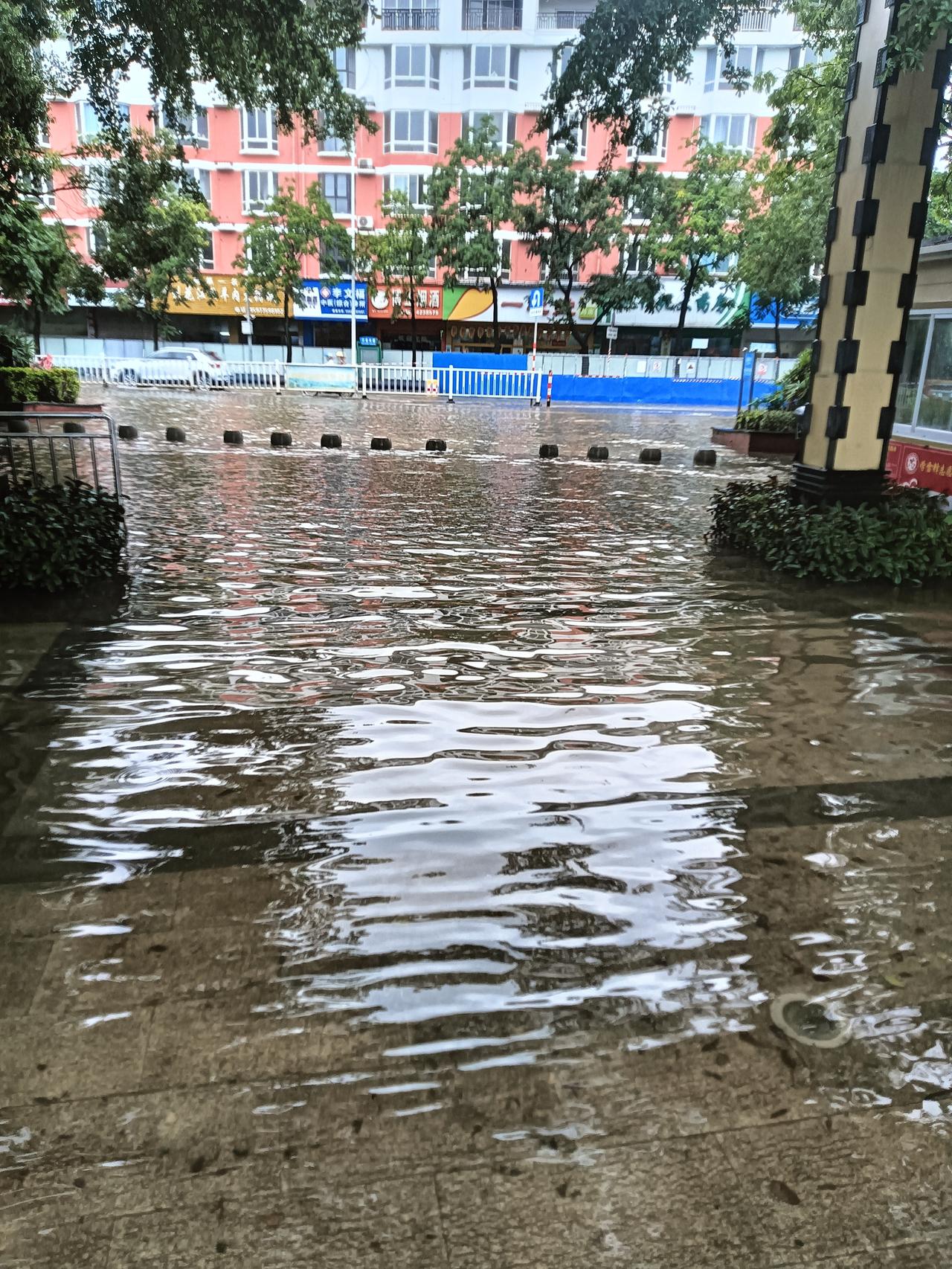 昨晚十二点一直到中午贵港城区暴雨不停，刚经过港北区江江北大道河畔人家附近。所见这