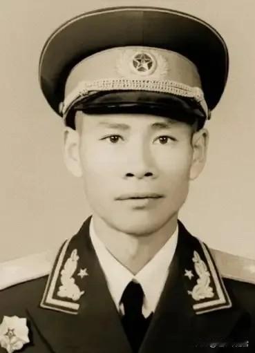 1969年，一个副军长彭思忠去西安热电厂视察，陪同的厂长在后面点头哈腰。结果，这