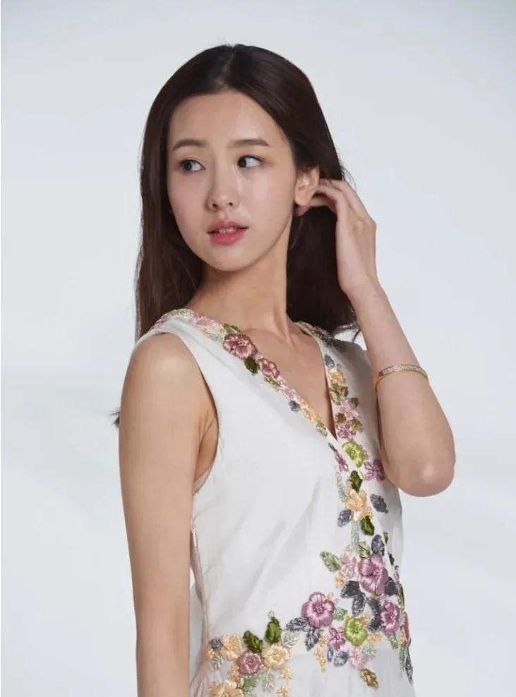 陈都灵真的适合当明星，骨架好小，头小脸小五官精致，上镜。#陈都灵演技#