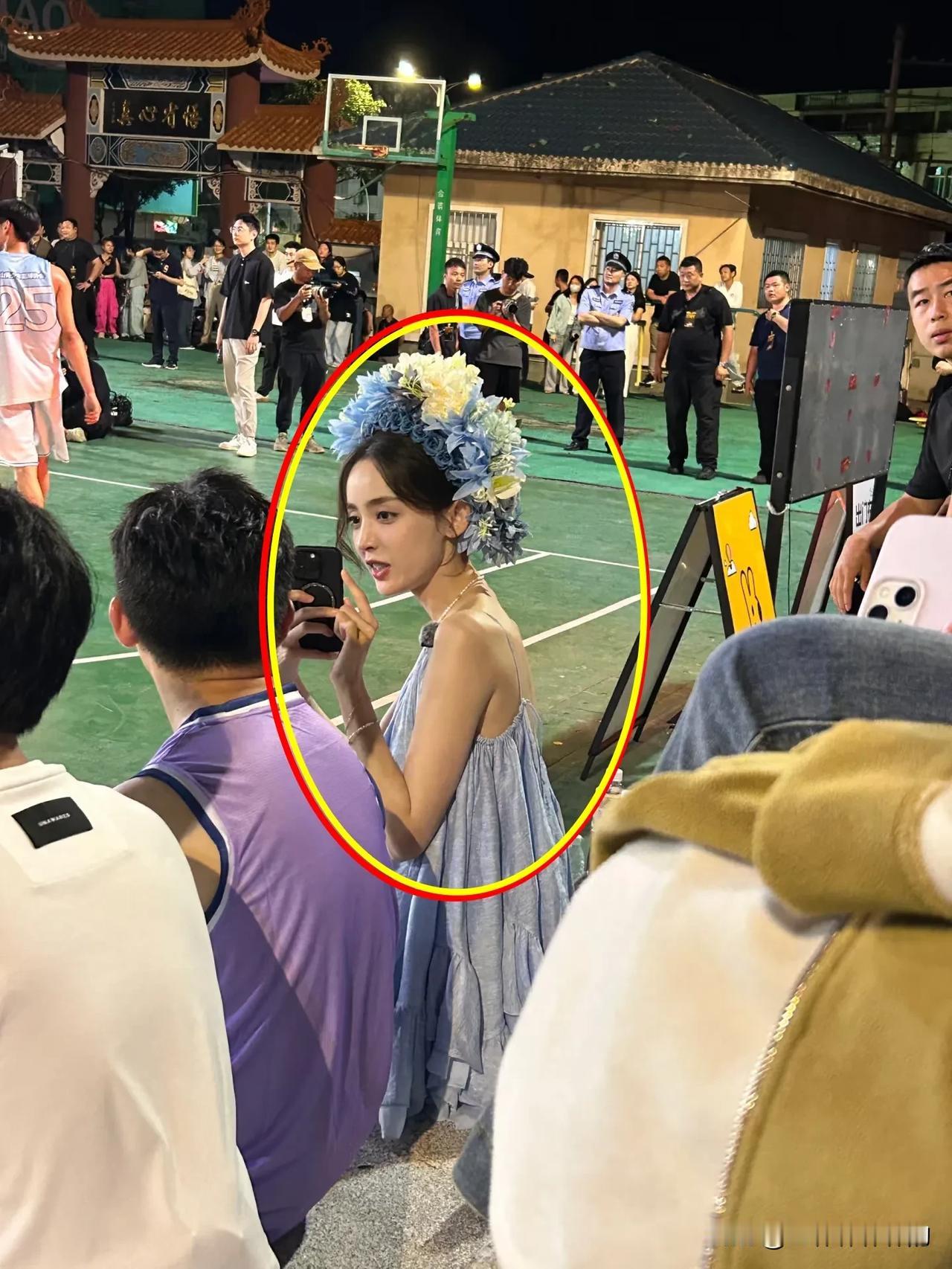 想不到娜扎也是不上镜的那种...这姐确实牛哈，脸小小的身材也很好咱也是羡慕了哈