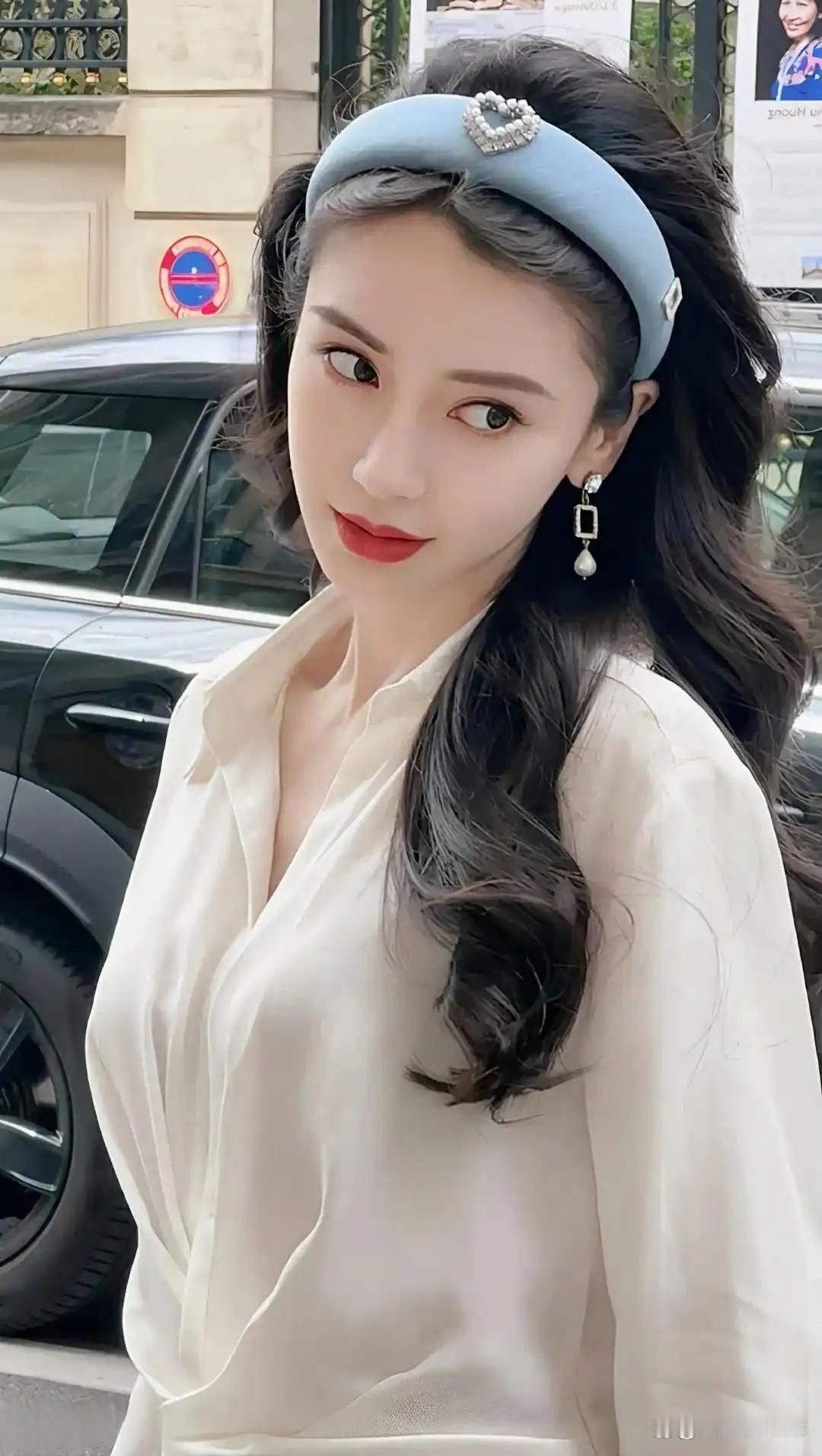 Angelababy白衬衫真美啊，明艳迷人，皮肤白到发光