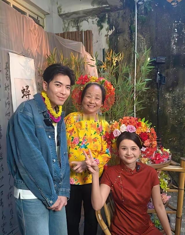 萧敬腾和老婆林有慧回祖籍泉州，打卡蟳埔簪花文化。​​​​