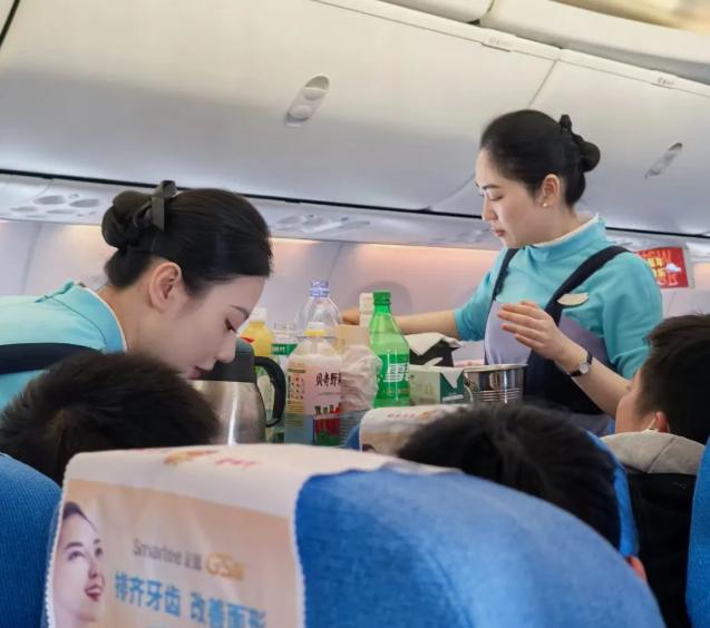 为什么坐飞机时，空姐一趟趟送水送饭？？上个月飞三亚，旁边一大姐嘟囔：“刚睡着就