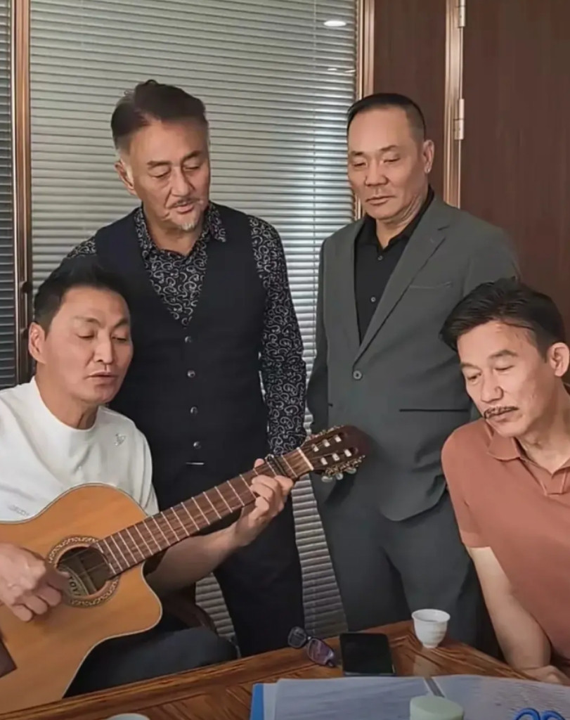 感觉何家劲思维还停留在上世纪，已经落伍跟不上自媒体时代了。他近期找了一大堆明