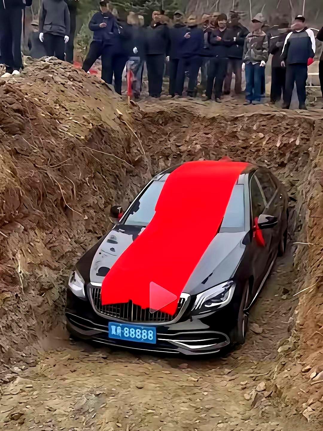 你听过最离谱的尽孝方式是啥？辽宁一位富豪去世，他儿子直接整了辆全新的奔驰，一百