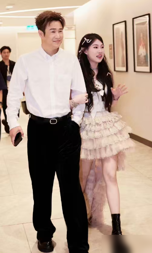 叫女儿起床，得先穿过一条10米长的走廊。小沈阳家豪宅曝光，光走廊就顶普通人半个家。沈春阳喊一嗓子，沈