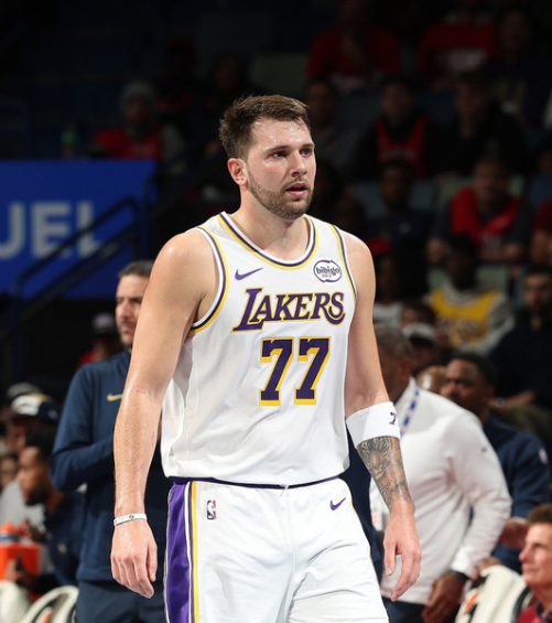 湖人自从输了雷霆后，东契奇貌似刻意改变打法了本赛季湖人打雷霆之前，东契奇的打法