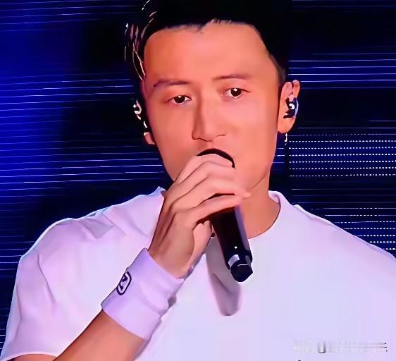 朋友说花了388买了谢霆锋演唱会，却看到谢霆锋频繁对着包厢傻笑，像个痴汉一样，王