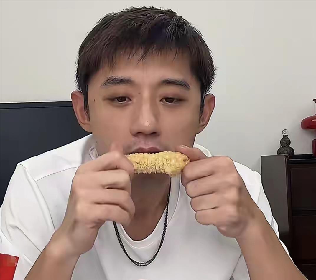 几十万人刷前任，张继科淡定回一句就完事，啃着玉米轻松化解全场现在网上我挺佩服一
