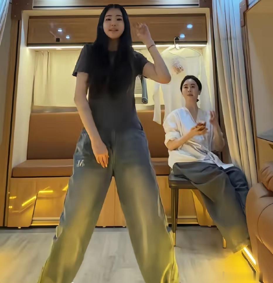 左小青与女儿在家中女儿对着镜头跳舞时的一幕，女儿婷婷玉立已成大姑娘了。