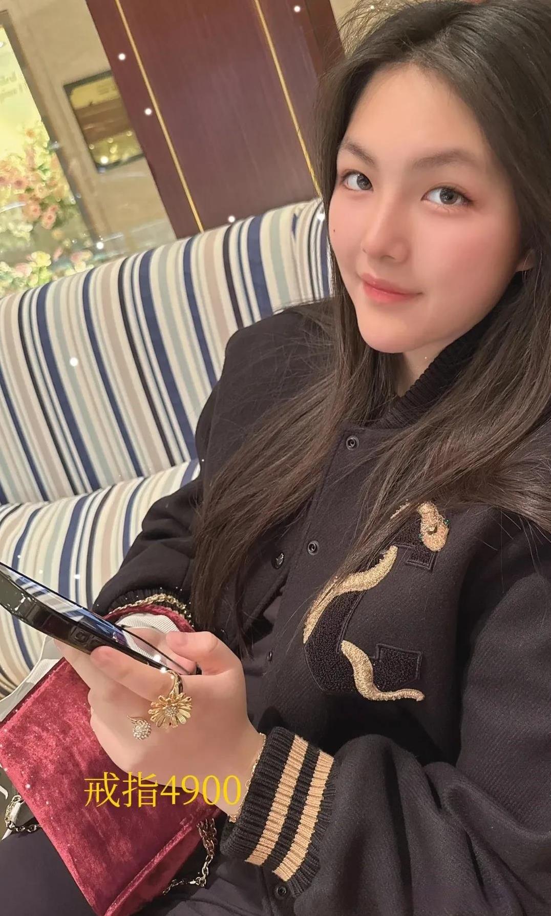 李湘晒女儿瘦身成果，王诗龄把新买的衣服鞋子都穿上了，腿细了好多！小姑娘一身上下加