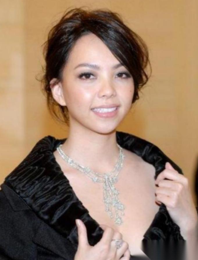 2010年，37岁的张惠妹已经是华语乐坛无人不知的天后。那些年，《听海》《记得》