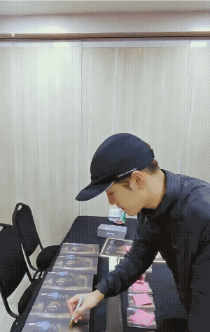 王嘉尔这一天到底做了多少事王嘉尔的日常太有感染力！从健身到演出连轴转还能保持最