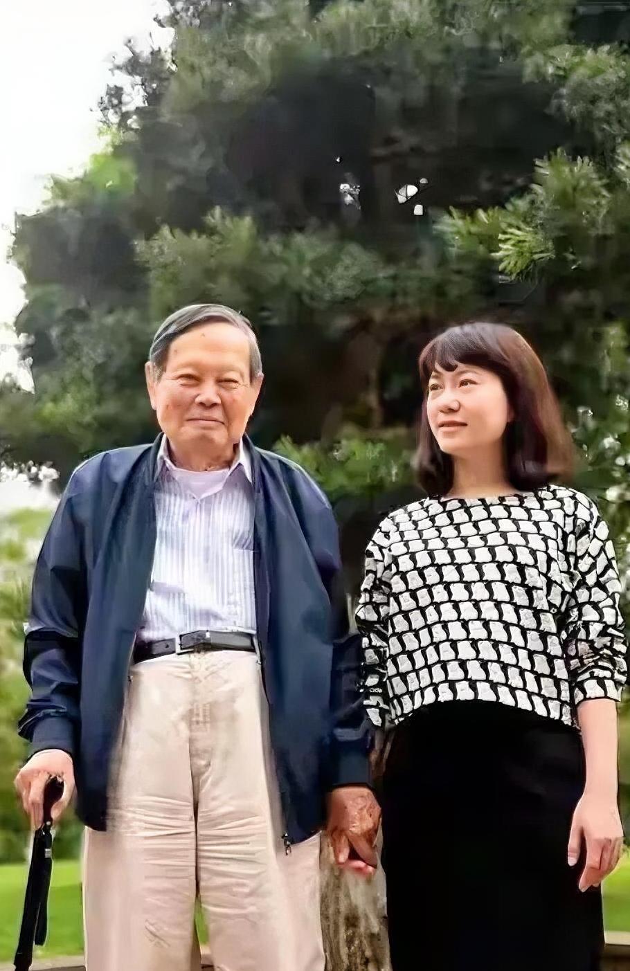 我有一种强烈的预感翁帆会再婚原因很简单一是因为她还年轻二是杨老支持她再