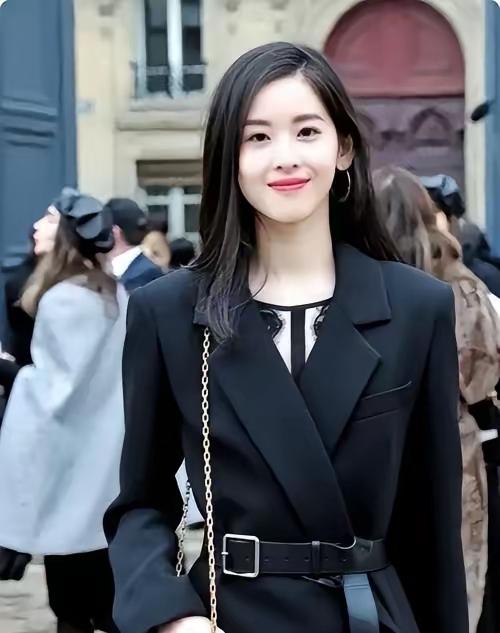 十年光阴，曾经的奶茶妹妹早已脱胎换骨。那个捧着奶茶、笑容清纯的女孩影子，在十年磨