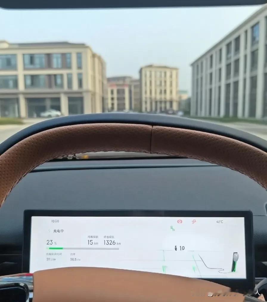 电车充电时，你们都在车里蒸桑拿还是找地儿躲凉？天儿热得像个大蒸笼，每次给电