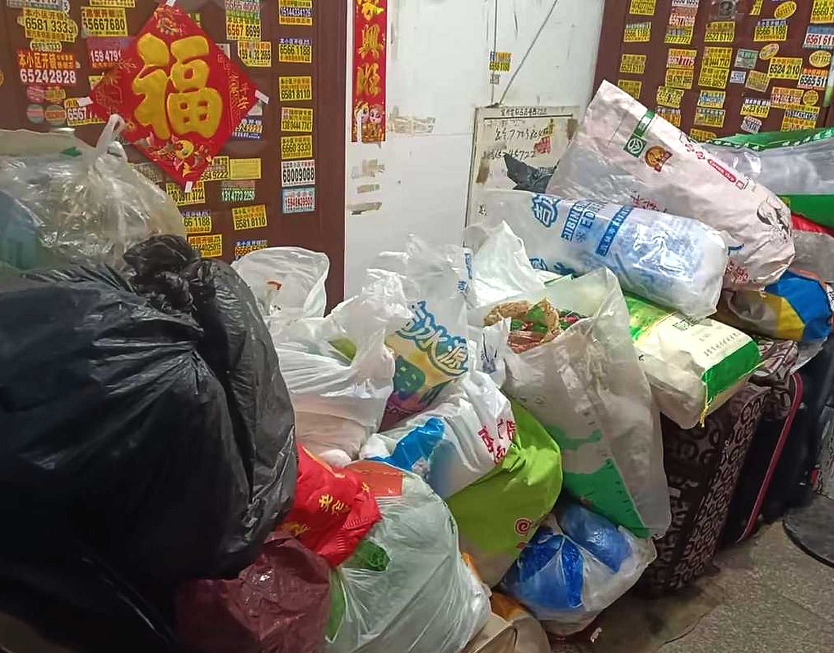 楼道让邻居老太太占领了，物业和社区都管不了，怎么办？