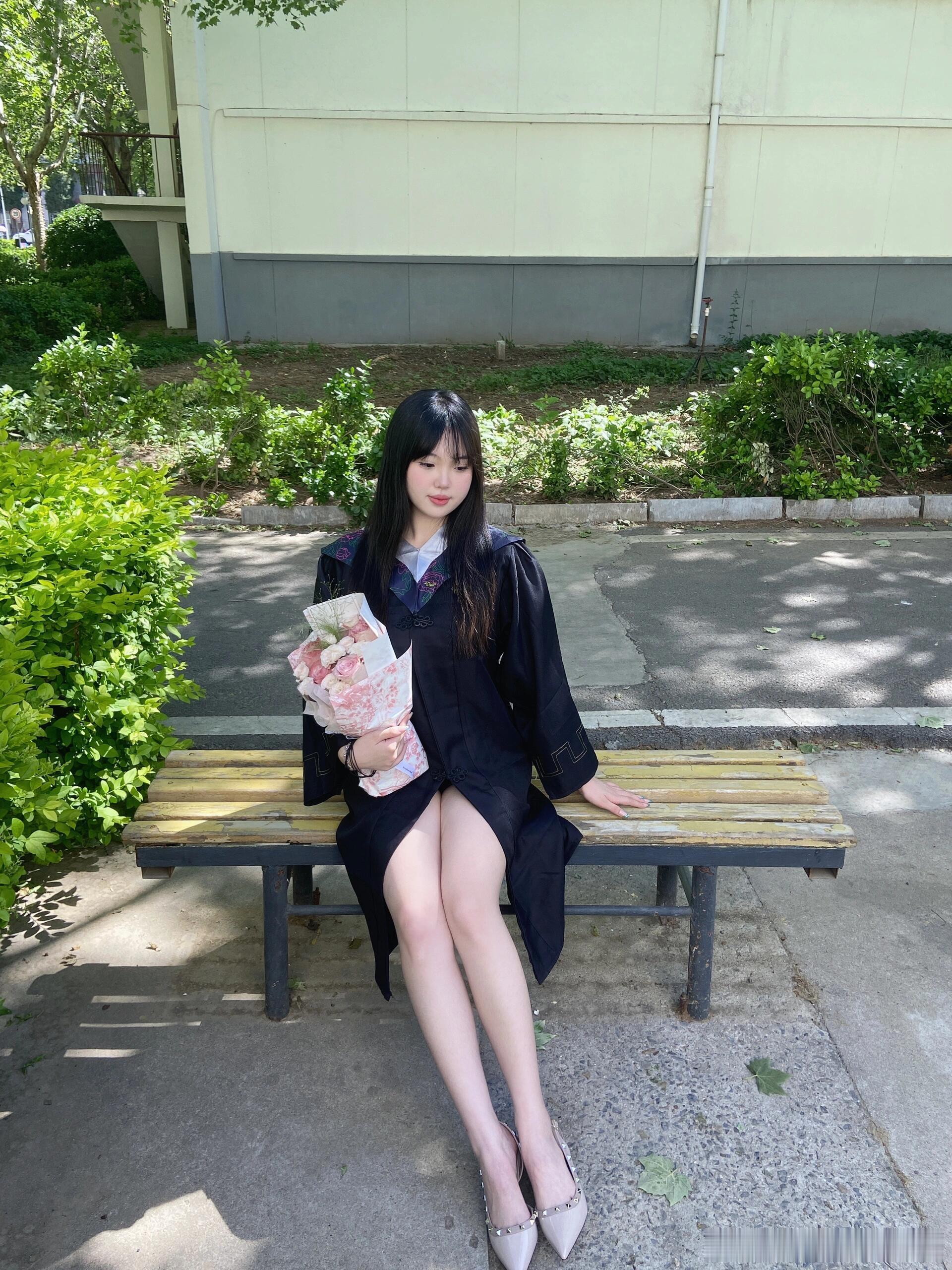 最美毕业季，铆钉高跟鞋配学士服～​​​