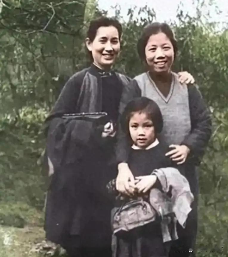 这张照片老照片拍摄于1942年,大家知道周总理的夫人旁边这位美女是谁吗?