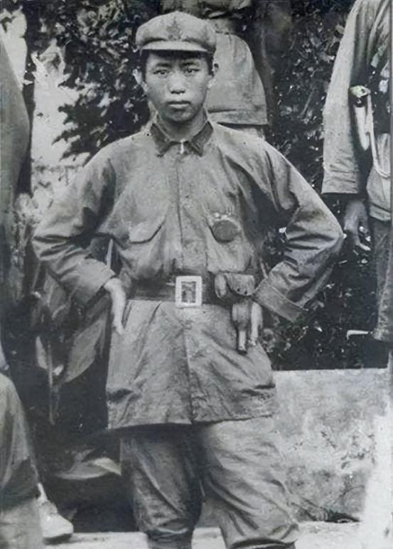 他治军严格，肝火太旺，不少上将曾是他部下，有人说他可授大将“1933年的夜里，